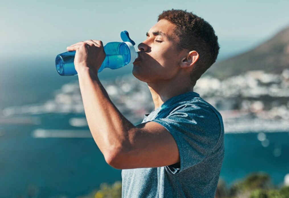 Beneficios del agua, la luz natural y el aire puro para la salud y el bienestar de los adultos